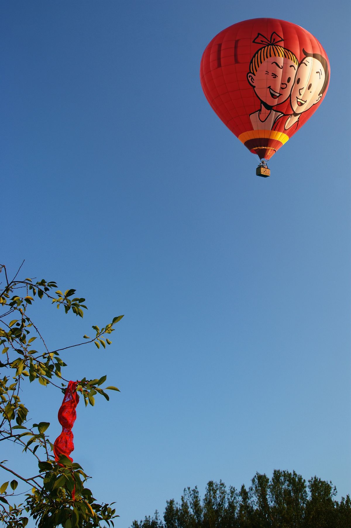 Man sollte nie etwas über den Rand eines Heißluftballonkorbes hängen.