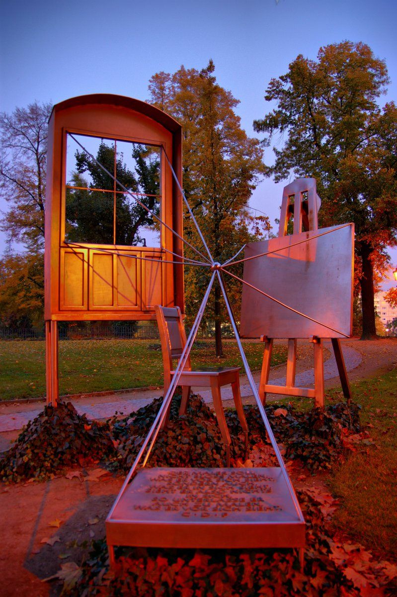 ... soll nicht bloß malen, was er vor sich sieht, sondern auch was er in sich sieht. Sieht er also nichts in sich, so unterlasse er auch zu malen, was er vor sich sieht. C.D.F.

Dieses "Denkmal" steht an einem Ende der Brühlschen Terrasse in Dresden. Das Zitat ist der Text, der unten auf dem "Podest" steht. Ich bin zwar kein Fachmann, konnte aber so viel entnehmen, dass es wohl Caspar David Friedrich gewidmet ist. Wer es aufgestellt hat und wie lange es schon steht, weiß ich nicht. Aber i [..]