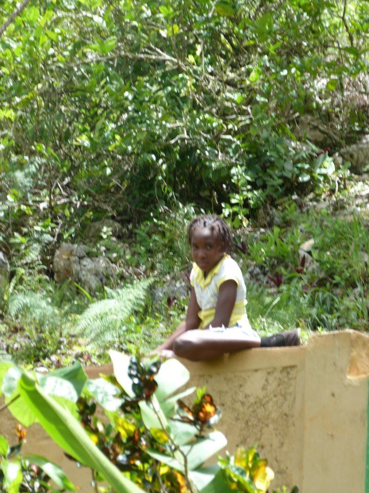 En casa de Bob Marley una de sus muchas nietas observa a los turistas que visitamos la casa.