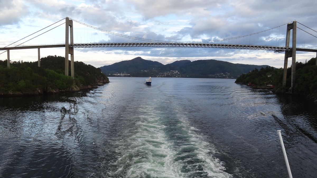 Brücke über dem Hjeltefjord ausgangs von Bergen (Norway)